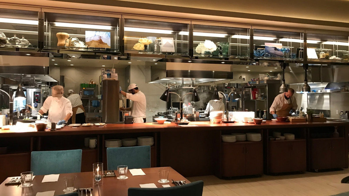 【Hillside Grill Restaurant】 臨場感あるオープンキッチン 朝・ランチ・アフタヌーンティー・ディナーといつでも楽しめる本格ダイニング