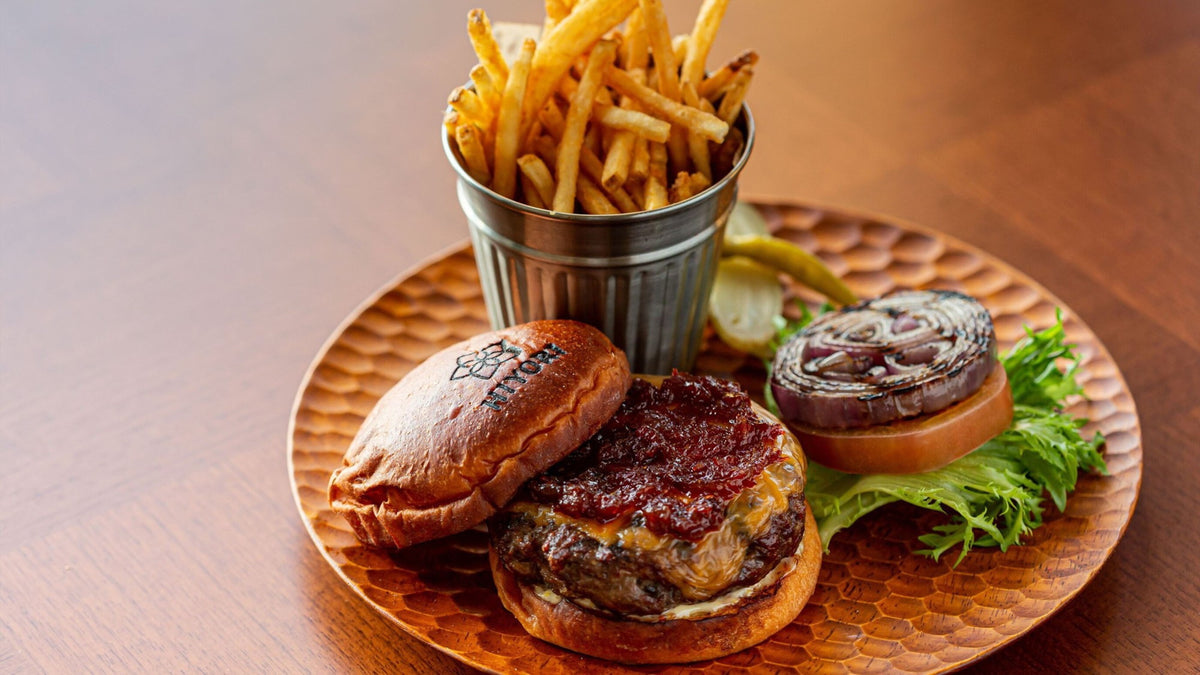 【Hillside Grill Restaurant】 HIYORIバーガー 自家製バンズにグリルした200gの美崎牛パテを挟んだジューシーな一品