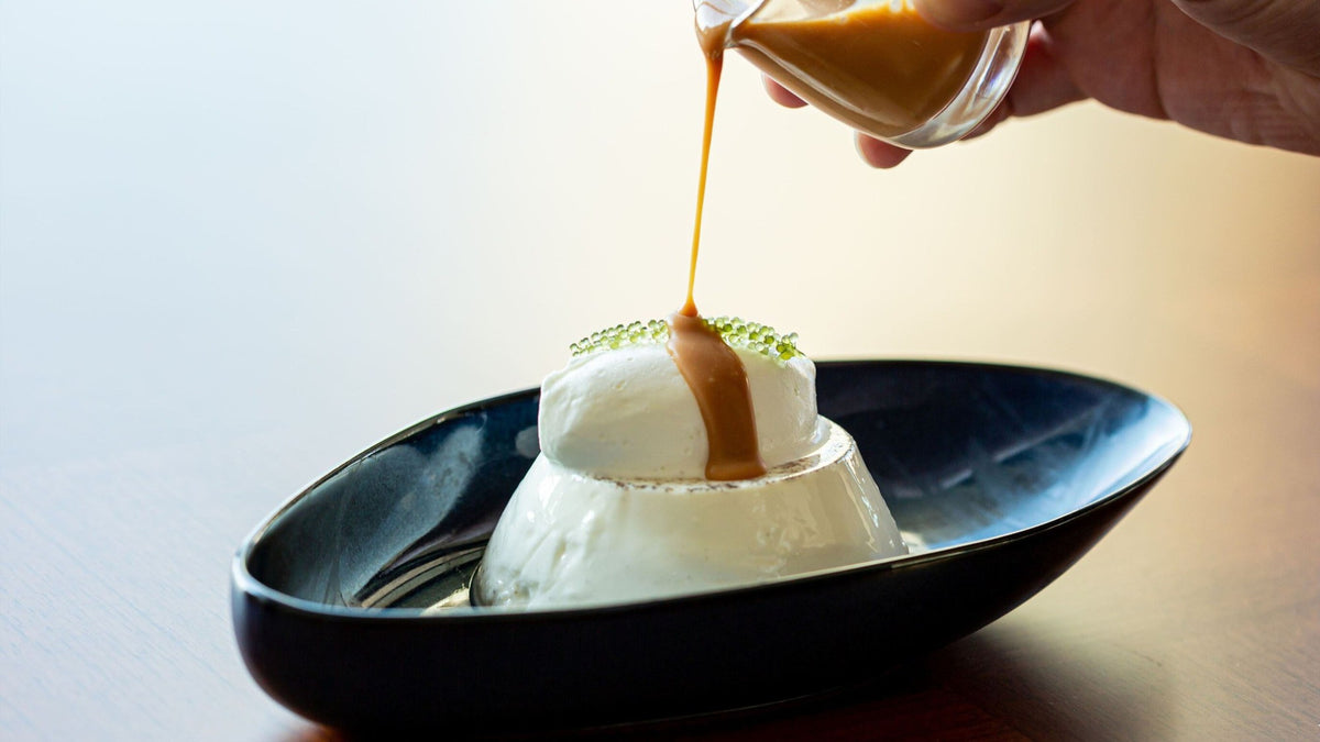 【Hillside Grill Restaurant】 HIYORIプリン あえて黄身を使用しないバニラ系クリームプリン アクセントに海ぶどうを添えて キャラメルソースをかけてお召し上がりいただく新鮮な一品