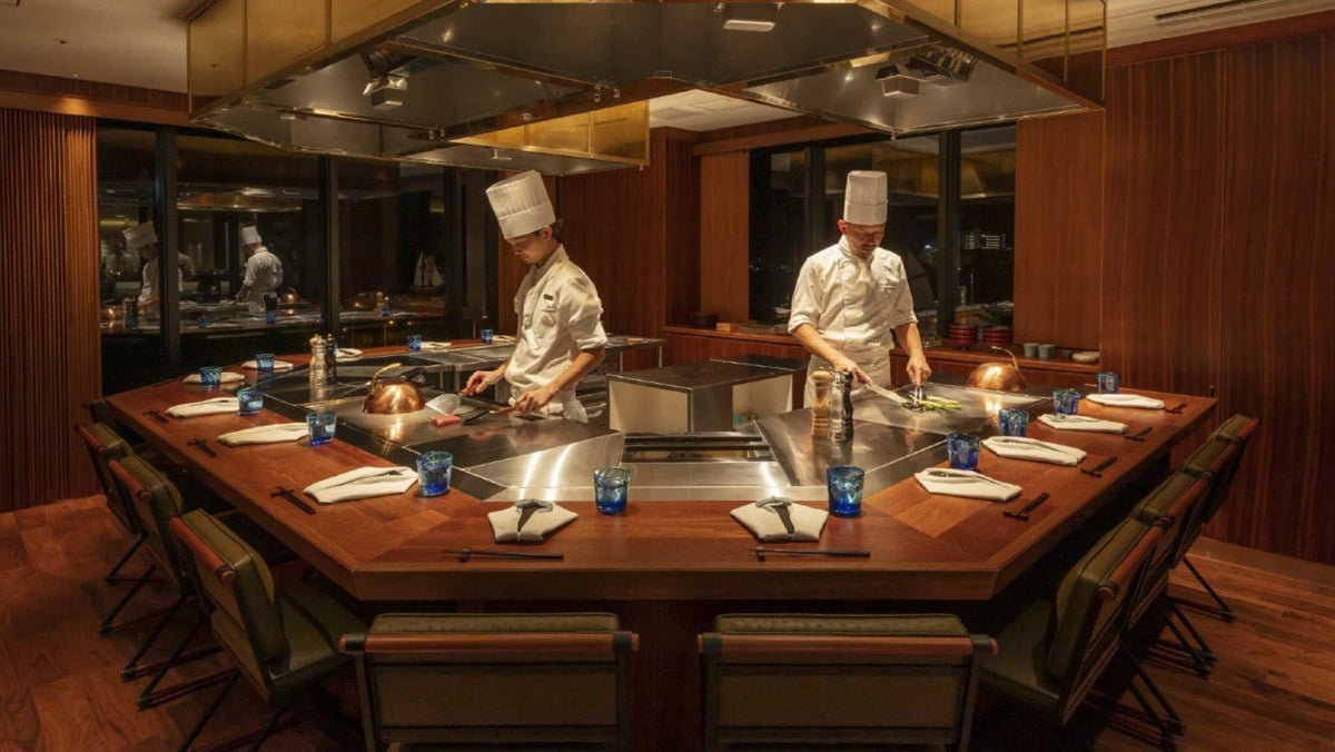 【SunsetSteakHouse】市場に出回らない石垣の美崎牛と最も近い場所で育てた契約農家から仕入れた新鮮野菜を鉄板焼きで。選び抜いた食材はもちろんシェフが目の前で『魅せる』パフォーマンスも必見 夕陽の見えるお席でお楽しみください ※ディナーのみ