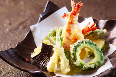 宮古島のとれたて野菜や、新鮮な魚介類の素材を活かしひとつひとつ丁寧に目の前でお揚げします。「蜃気楼天ぷら」