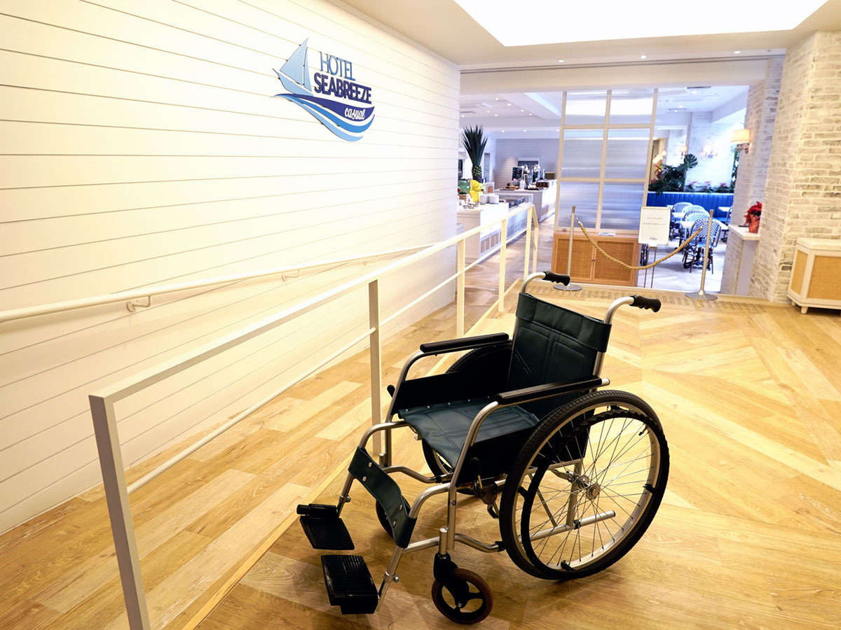 車いす貸出しもあり、スロープやバリアフリールームも対応可能