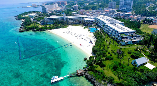沖縄で自然に一番近いリゾート！環境省が制定する快水浴場百選にも選ばれた三日月形の天然ビーチを抱くように建っているホテルが「ホテルムーンビーチ」です