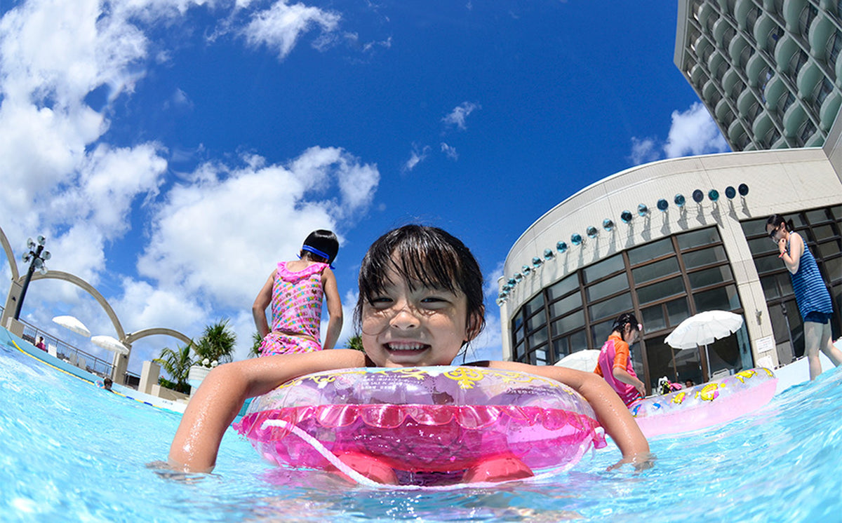 ロワジールホテル那覇2Fに完備「屋外プール」はお子様も安心の浅瀬プール※スパタワー宿泊者は利用料無料!(通常大人1,500円)※通常4月末頃~10月末まで利用可能※