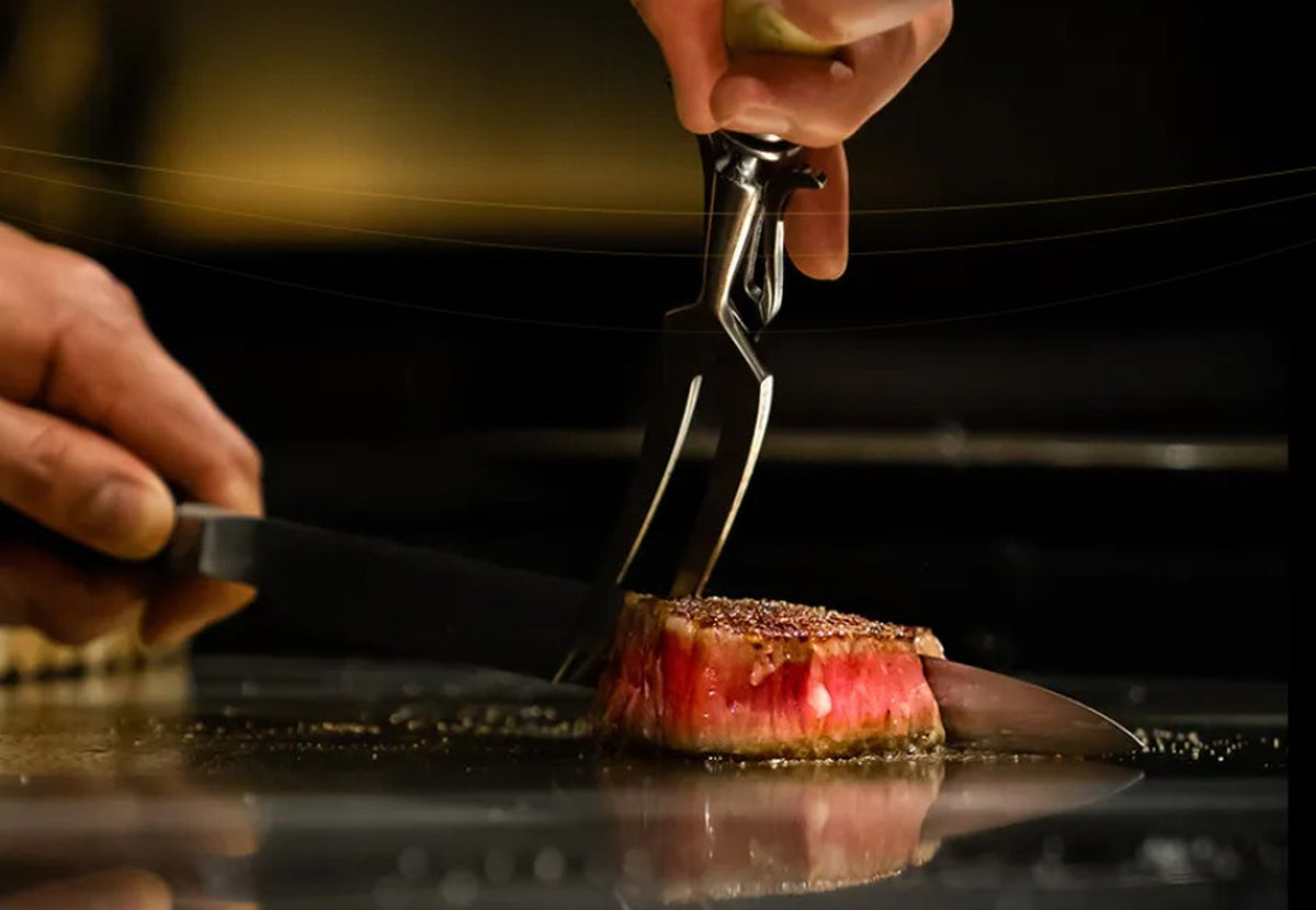 【マラルンガ鉄板焼】お客様の目の前で新鮮な食材を調理。視覚でも楽しんでいただけます。.jpeg