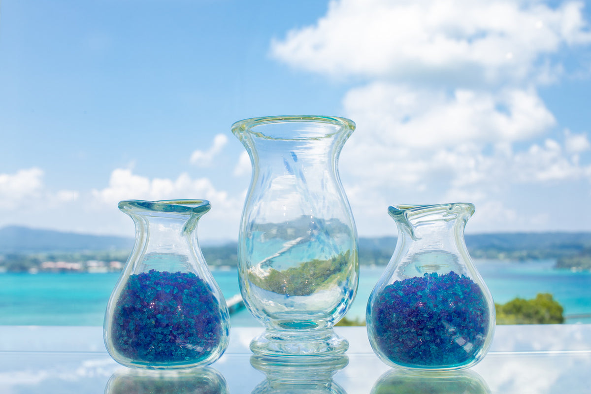 挙式内セレモニー「空と海合わせ」で使用するハンドメイドの琉球ガラスの器
