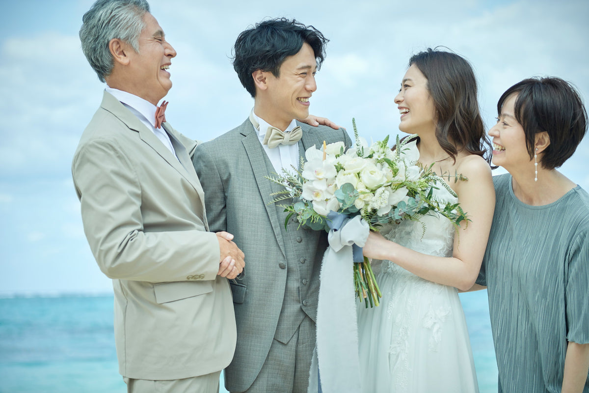 ゲストの皆様とビーチ撮影。リゾ婚らしい記念の一枚を残しましょう。