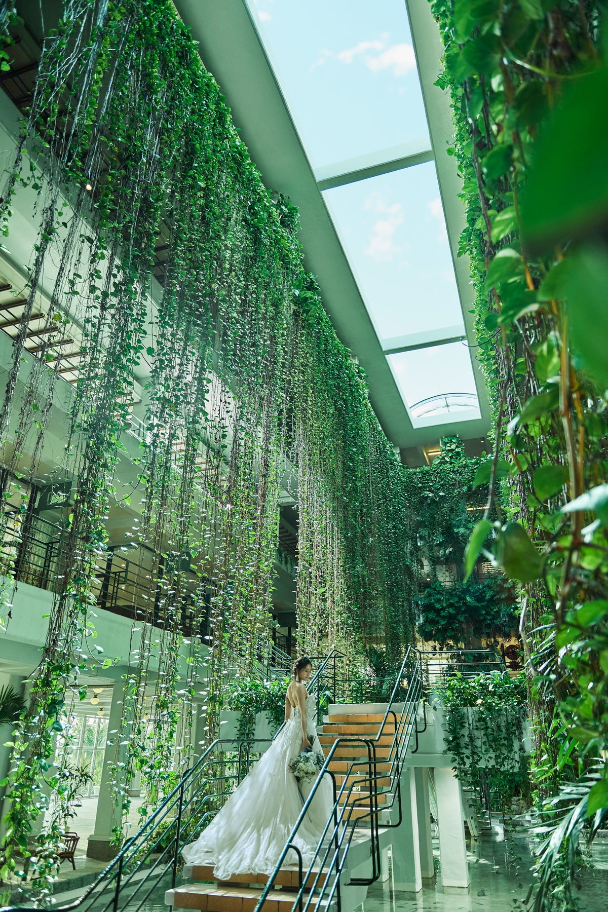 観葉植物のポトスが垂れ下がるグリーンカーテン。トロピカルな空間での撮影も叶います。