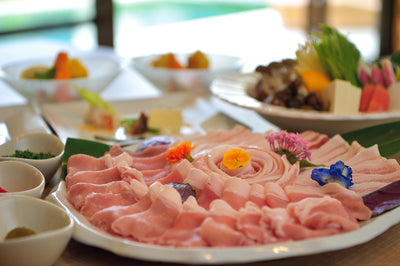 ディナータイムには旨味たっぷり沖縄県産黒毛和牛に県産豚・県産野菜を合わせたしゃぶしゃぶがオススメ「インルームダイニング」