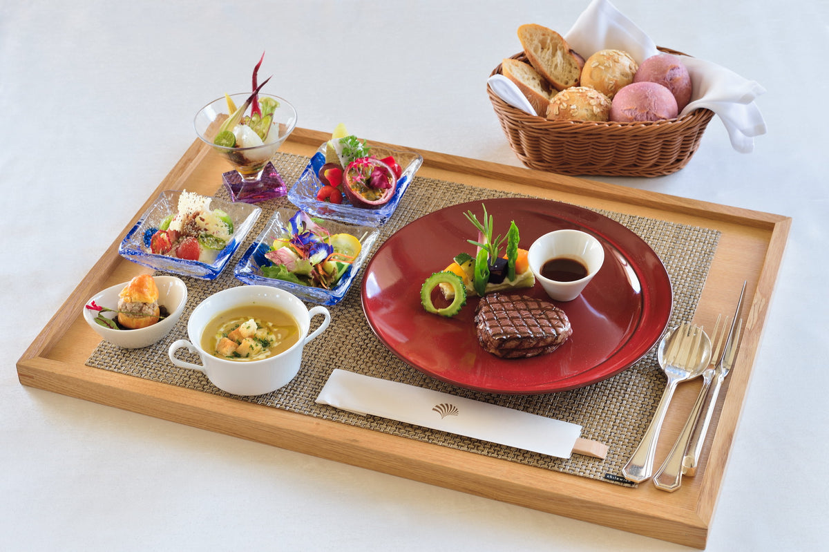 自家農園「OUR FARM」の新鮮野菜や沖縄県産食材を使用して仕立てた洋風膳「Chef's JewelryBox」もオススメ プライベートヴィラでくつろぎながらご堪能を「インルームダイニング」