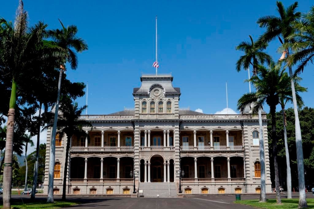 ハワイ王族の歴史を感じられるイオラニ宮殿