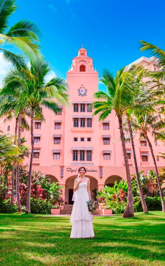 ワイキキのシンボルとも称され、世界中の人々に愛されてきた歴史あるホテル「ロイヤルハワイアン」。王宮の格式と伝統を感じさせるこの優雅なホテルは「太平洋のピンクパレス」とも呼ばれています