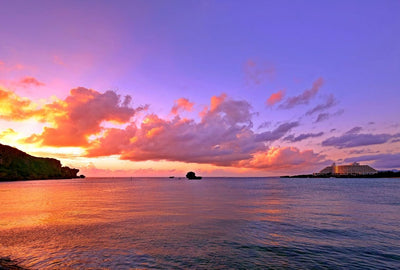 万座ビーチからの夕景　この景色は西海岸かつ広いビーチだからこそ！絶景サンセットは最幸の想い出に。