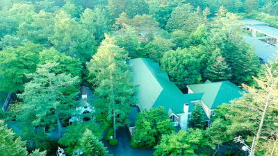 軽井沢駅から車2分。旧軽井沢の静かな森に囲まれた別荘地に佇むクラシカルなリゾートホテル