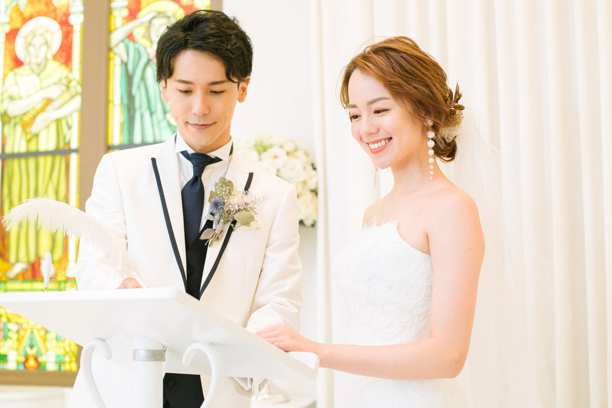 新郎新婦様と立会人に署名をいただきます