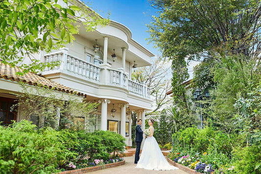 栃木県小山市の結婚式場「エヴァウィン小山プレミアムスイーツ」は南フランスの緑豊かな村に佇む隠れ家をイメージした邸宅です。
